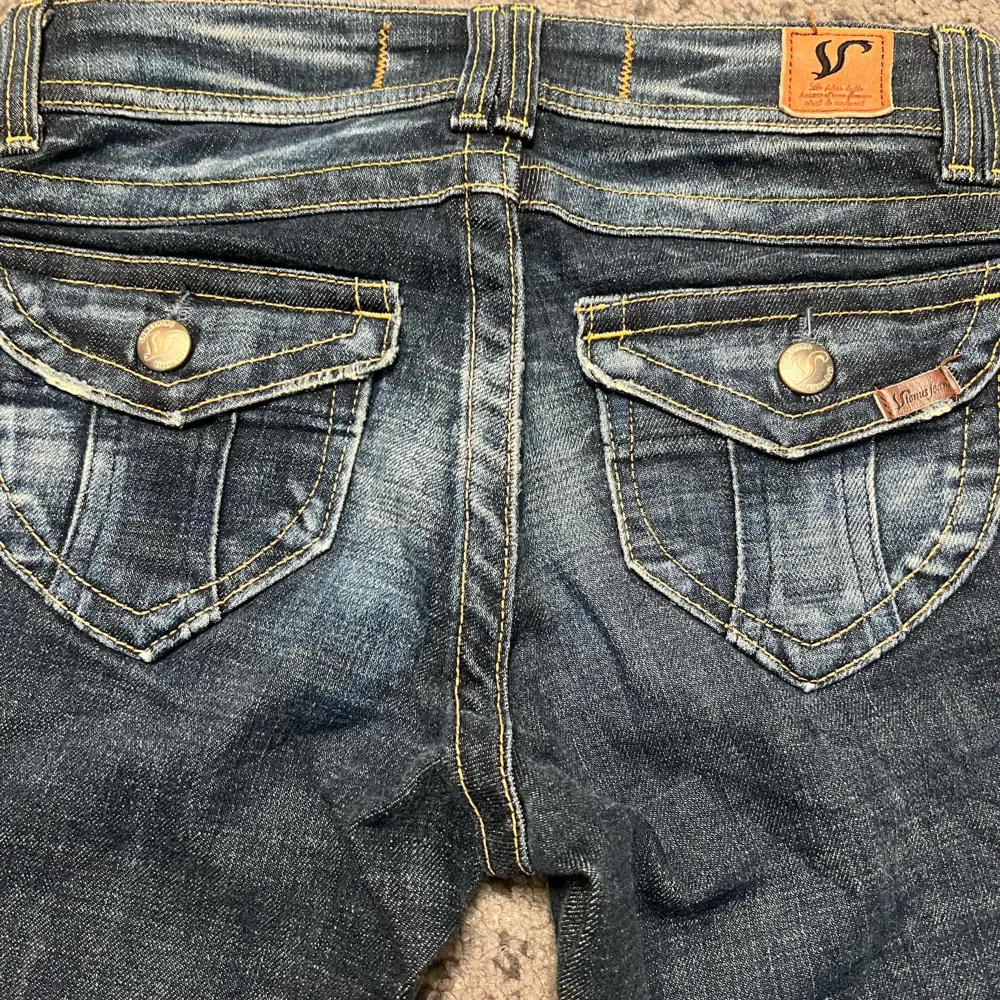 Säljer dessa sjukt fina jeans med detaljer på både baksidan och framsidan. Dessa jeans har inga besvär, de är som helt nya jeans från 2000-talet 💞 Orginal priset är runt 1 300kr! midja: 26 lår: 22cm innerben: 72 cm . Jeans & Byxor.