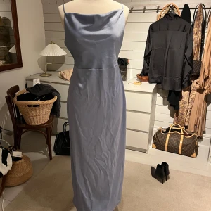 Balklänning  - Fin blå klänning storlek 36😊