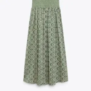 Grön långkjol  - Säljer min jättefina gröna långkjol från zara. Bara använt ett fåtal gånger