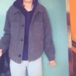 Grå kappa - Säljer min gråa kappa då den kommer inte till användning längre💓💓, jätte fin och är i perfekt skick 💓💓