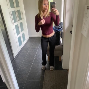 Kostymbyxa Vera - Bik bok  - 💞 Säljer mina kostymbyxor från Bik bok i strl 34! De är så gott som nya, endast använda vid fåtal tillfällen. Säljer då jag tycker dem sitter för tajt på mig 💞 430kr 💞