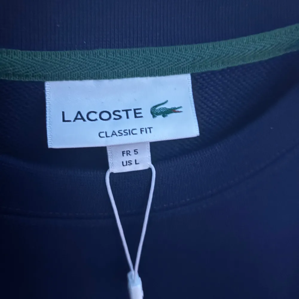 Helt ny marinblå lacoste tröja storlek L.priset kan kan diskuteras . Hoodies.