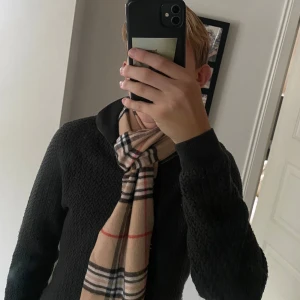 Rutig halsduk som liknar burberry  - Hej. Säljer en riktigt skön halsduk som är liknar burberry. Väldigt mjuk och varm som passar perfekt nu till hösten och vintern! Skriv vid minsta fundering! (Inte burberry)