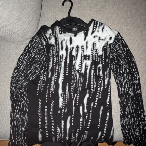 Dolce&Gabbana tröja - Dolce Gabbana tröja i L men den sitter bra på mig o ja har normalt S vet ej om den äkta 