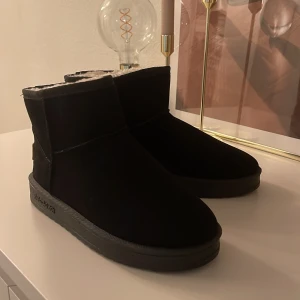 Svarta uggs - Helt nya svarta uggs från Shein stl 38