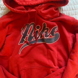 Vintage nike - Säljer denna vintage Nike hoodien köpt second hand. Den är i gott skick utan större slitningarna, tror dock den har en liten svart fläck på insidan men den syns inte. Den är i herrstorlek så jag har använt den som oversized.