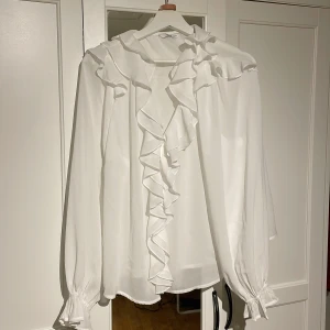 vit blus💘💘 - super fin vit blus ifrån ellos!