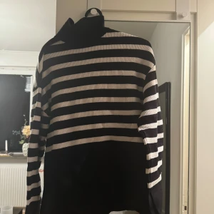 Tröja - Tröja med hög krage från NA-KD, den är som ny! Knappt använt 