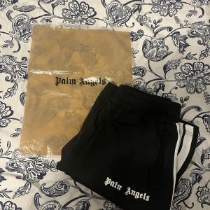 Palm angels shorts - Palm angels shorts  Storlek L Köpte ett par shorts förra sommaren men använde aldrig de.  Ifall ni är intresserade så har jag en till Stone island shorts som jag har inte använt och vill bli av med. Om ni har några frågor eller offer gärna skriv