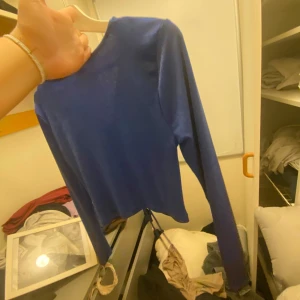 Blå långärmad topp från Noisy May - Säljer en snygg blå långärmad topp från Noisy May. Den har en cool snörning framtill som ger en fin rynkad effekt. Perfekt för både vardag och fest! 💙