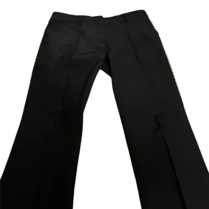 Äkta Prada byxor - Som nya. Äkta Prada byxor. Svarta. Storlek 44 italiensk stil. (Large i europeisk stlk) Dock liten så mer som en M.  Köpta i Milano nypris 11 000kr Kommer från rök och djurfritt hem.  