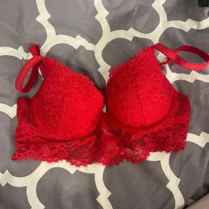 Röd spets BH - Jättefin röd spets BH från H&M i storlek 75B!