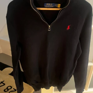 Ralph Lauren half zip - Säljer min Raffe halfzip i nyskick. Storlek S och är ganska true to Size men skulle kunna passa från xs-m. Priset hugget i sten, skriv vid funderingar