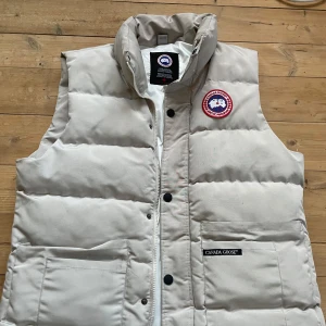 Canada goose väst - Säljer en canada goose väst storlek Large väldigt bra fodrad. Lägg bud