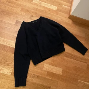 Stickad tröja - Ny stickad tröja från bikbok. Aldrig använd.  Mörkblå färg. Finns på fler sidor.