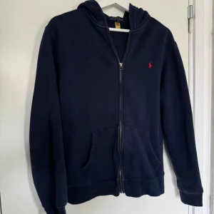 Polo Ralph Lauren Zip hoddie - En nästan oanvänd zip tröja från Polo Ralph Lauren. Köpt på kidsbrandstore och är storlek 170, skulle säga att det är som en S. Pris kan diskuteras !!