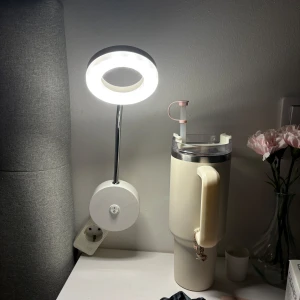 LED-lampa från Livarno - Säljer en modern LED-lampa från Livarno med roterbart lamphuvud. Den är energisnål och ger ett varmt vitt ljus på 3000K. Perfekt för att lysa upp ditt rum med stil. Lampan har en inbyggd strömbrytare och ansluts direkt till vägguttaget. Kommer i färgerna vit och krom.
