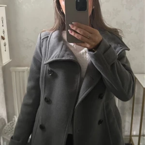 Kappa grå - En varm o fin kappa nu till hösten!  Använd max 3 gånger så den är i väldigt fint skick!