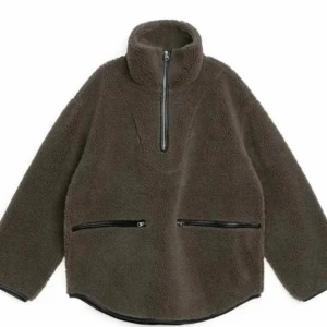 Arket fleecejacka - Säljer denna jackan från Arket i jätte bra skick.