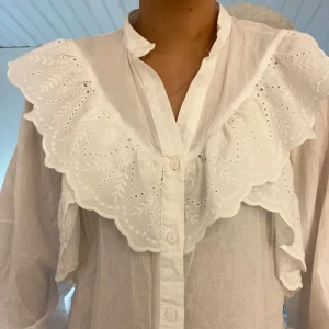 Blus med volanger  - Jättefin blus från zara, med volanger och knappar. Jättefint skick, säljer pågrund av ingen användning. 