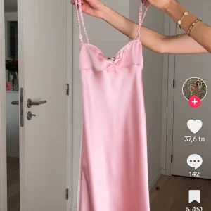 Rosa satinklänning från Zara - Helt oanvänd med prislapp kvar. Nypris 400kr, säljer för 150❤️