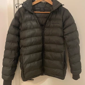 Peak Performance jacka  - Säljer en grön Peak Performance jacka i nästan nyskick 9/10  Storlek S/XS RABATT VID SNABB AFFÄR  Nypris ca 1500 Perfekt till vinter och höst 