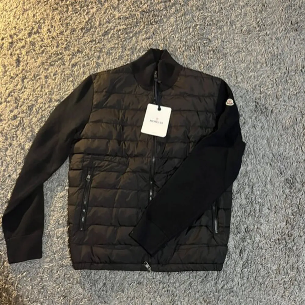 Helt ny och oanvänd Moncler Cardigan, 10/10 skick. Det står att det är storlek L men den sitter mer som en M. Den har en fungerande Nfc tag. Den är riktigt bekväm och är i riktigt bra kvalite. Rekommenderar starkt!. Jackor.