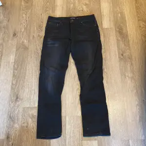 Säljer ett par svarta jeans från Jack & Jones, modell Comfort/Mike. Storlek W29:L30De är i ny skick och har en bekväm passform. Köpta för 900kr. Perfekta för både vardag och fest! 🖤