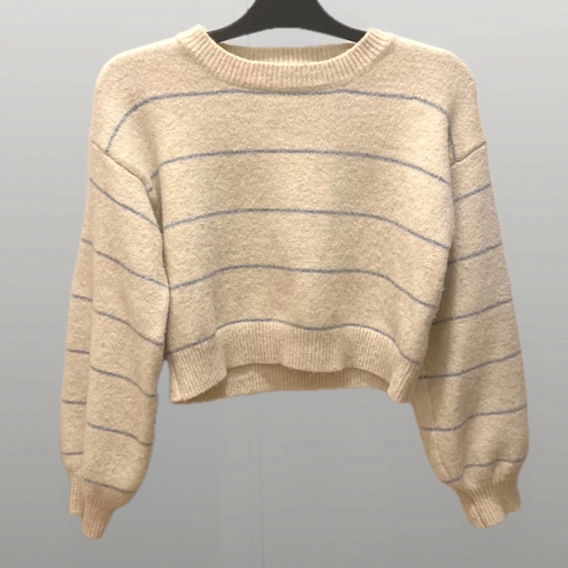 Beige randig stickad tröja