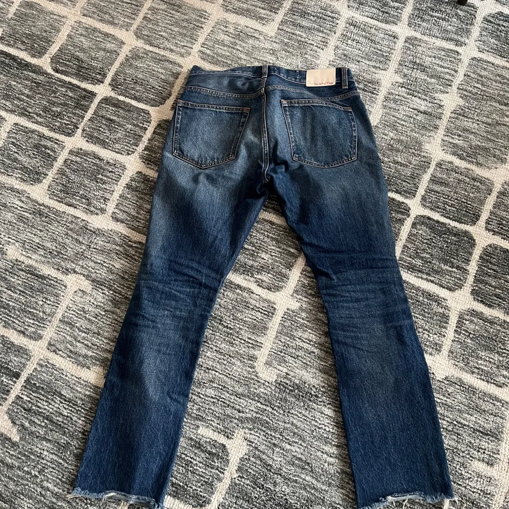 Fina gant rugger jeans. De är i fint skick med lite tecken på användning. Benen är klippta så att längden på dem är kortare.  Storlek: 31 32. Jeans & Byxor.