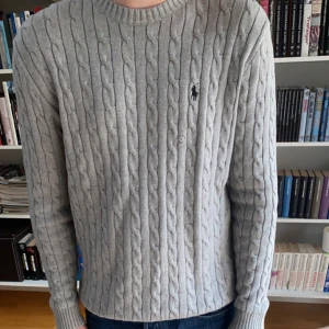  Polo Ralph Lauren stickad  - Rensar garderoben och säljer min brors grå stickade Polo Ralph Lauren sweater. Prislapp och klistärmäkre är på.