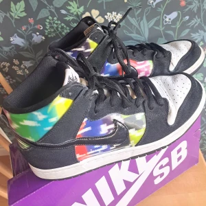 Nike SB Dunk TV Signal. Storlek 44. - Nike SB Dunk TV Signal. Storlek 44. Mycket sparsamt använda, i princip nyskick och inget att anmärka på. Eftertraktad modell som inte går att få tag på längre. Samlarobjekt för sneekers-entusiaster. 😃 750 kr. (Orange extrasnören ingår. Oanvända.)