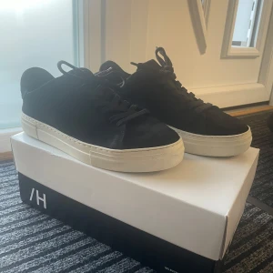 Skor - Säljer mina skor pågrund av de blivit för små, haft dom tryggt 6månader, bra skick. org pris 1099 