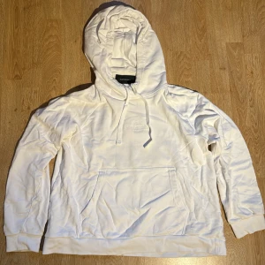 Vit hoodie från Peak Performance - Säljer en snygg och stilren vit hoodie från Peak Performance. Den är i storlek M och har en klassisk design med känguruficka och justerbar huva. Perfekt för både vardag och chill. Håller dig varm och bekväm hela dagen! 🏔️väldigt bra skick och är endast använd ett fåtal gånger. 