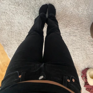 Raka jeans - Jeans med låg midja och rak passform. Från weekday i modellen ”arrow low” i bra skick. 