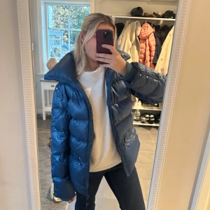 Blå vinterjacka - Unik blå vinterjacka med coola detaljer. Går att ta bort armarna och göra det in till en väst. Storlek 44 men väldigt liten i storleken. Passar mig som har storlek 38. Har en liten fläck som knappt synd vid dragkedjan som man kan se på sista bilden