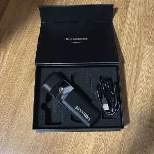 Tanrevel mini  - Jag säljer en tanrevel mini + sladd utan själva spray tan formulan. Har andvänts två gånger mest för att jag nu har den stora varianten av tanrevel. Väldigt bra skick! 