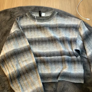 Stickad tröja  - Använd fåtal gånger, väldigt fint skick