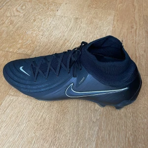 Fotbollsskor Nike Pro - Fotbollsskor som bara har används ett fåtal gånger då de köptes för små. Nyskick.