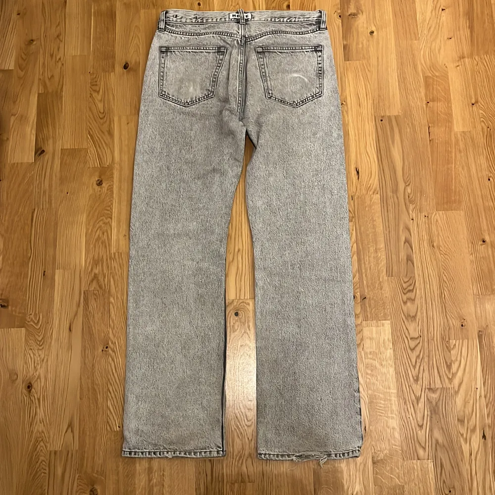 Riktigt schyssta jeans Säljer för att jag har ett par till  Stolek 31 men passar som en W32/33 L32. Jeans & Byxor.