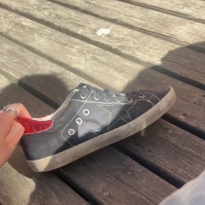 Golden goose sneakers  - Super coola golden goose sneakers i storlek 39 i bra skick❣️passar mig som har storlek 38 och sulan är uttagbar så även storlek 40!