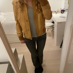 Skinnjacka - Säljer min jötte fina skinn jacka som tyvärr inte kommer till användning längre💕 priset går att diskuteras!