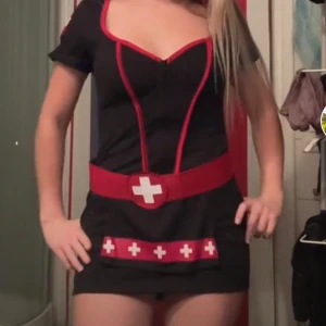 Sjuksköterska  - As snygg sjuksköterska halloween kostym, perfekt och super snygg🤍