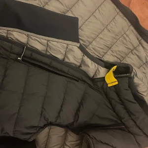 Para jumper  - En fin väst storlek M är i bra skick använder ej längre därför säljer ja den äkta är den och priset kan diskuteras vid snabba seriösa affärer 