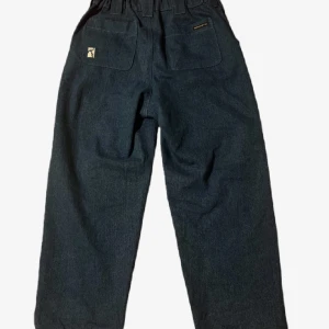 Baggy jeans - Säljer ett par blåa baggy jeans från Poetic Collective. Finns stora fickor. Perfekta för en avslappnad stil och kan matchas med nästan vad som helst. Passar perfekt för att skatea i. HELT NYA! Går för ca 1000kr. Priset kan diskuteras 