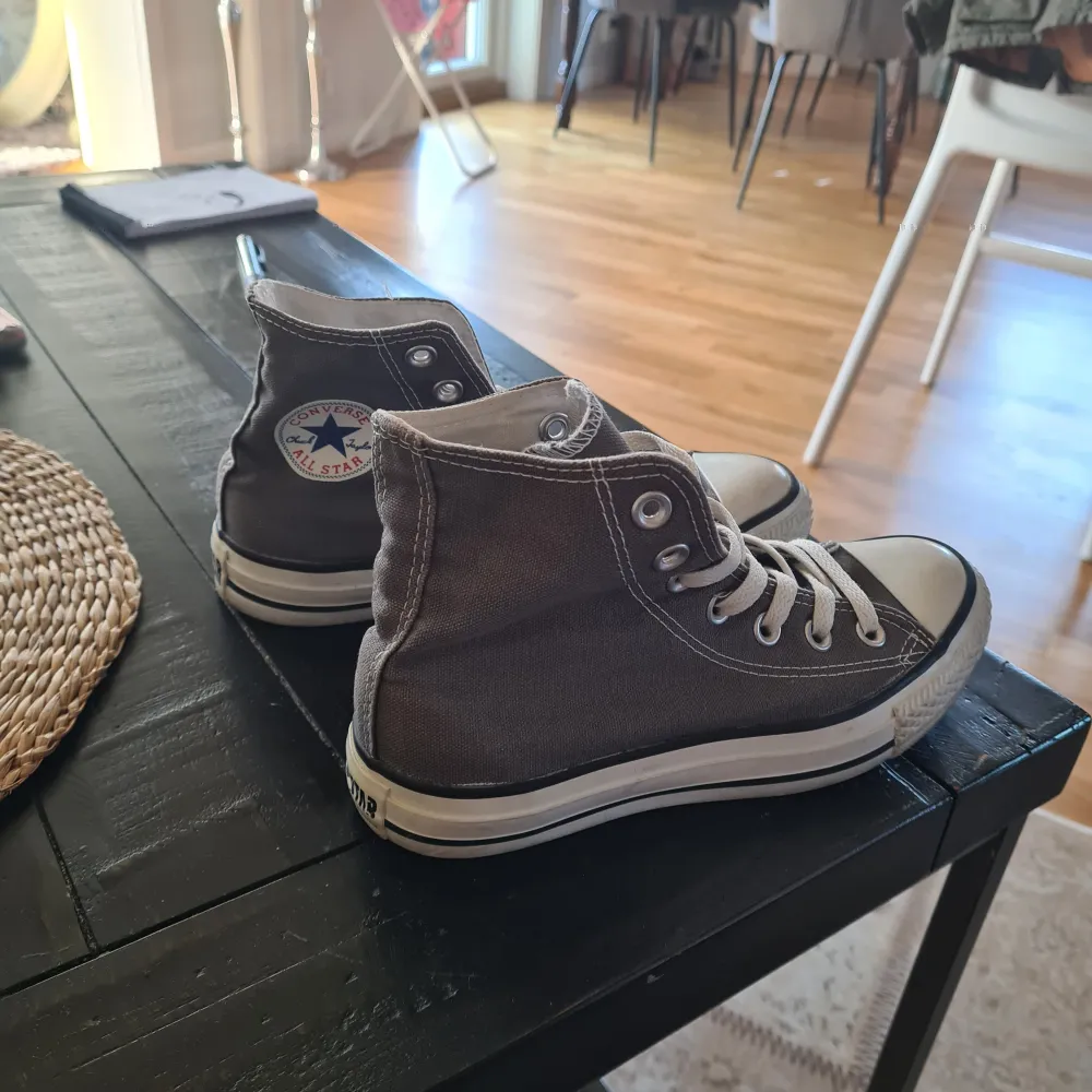 Säljer ett par grå Converse som knappt är använda. . Skor.