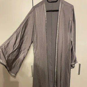 Abaya - Säljer nu min abaya som ja sällan användt, den fin som ny och inte trasig någonstans.