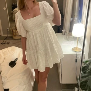 By malina klänning - Säljer min älskade studentklänning från by malina i storlek M, endast använd en dag!