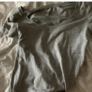 Grå t-shirt från 157 - Säljer en enkel och stilren grå t-shirt från 157. Den har en normal passform och korta ärmar, perfekt för vardagsbruk. Materialet känns mjukt och bekvämt mot huden. Passar bra till jeans eller shorts för en avslappnad look.