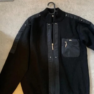 Lacoste Cardigan - Unik Lacoste Cardigan Jacka/Fleece. Storlek M. Bra skick och inge defekter. Skriv när ni har frågor och kom med bud